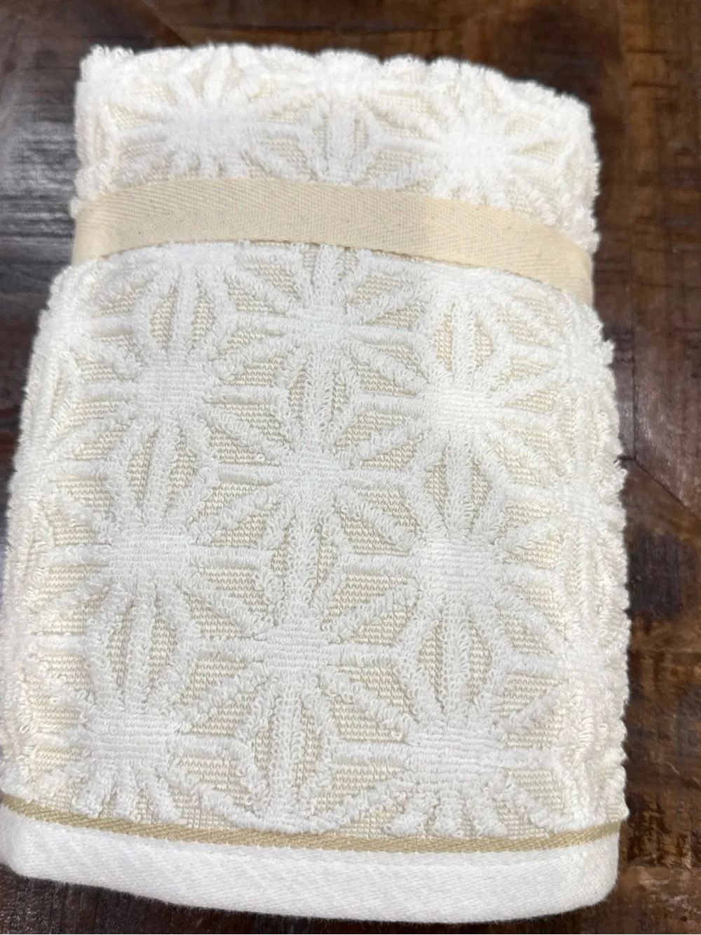 Peri Home Soft COTTON 2 Pack Hand TOWELs 18x28” Saromi Pattern Linen Color NWT
